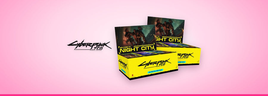 Logo Cyberpunk TCG et displays Welcome to Night City en français et en anglais, sur fond rose
