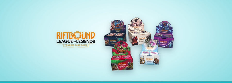 Displays Riftbound Origines, Armes Spirituelles, Déchaînement, Vendetta et Radiance à côté du logo Riftbound League of Legends