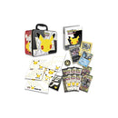 Valisette Célébrations 25 ans et contenu : boosters, promos, pièce, autocollants, portfolio (visuel de la version anglaise)